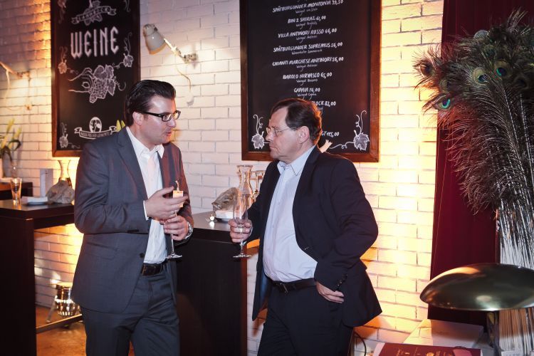 Dr. Dominik Wagemann (Vogel Business Media) diskutierte im stimmungsvollem Ambiente mit Axel Berger (Car Garantie).  (Foto: Bausewein)