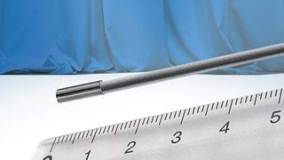 Mit einem Durchmesser von nur 3 mm und einer Länge von lediglich 12 mm ist der MiniMini von Contrinex der kleinste Induktivsensor der Welt. (Bild: Contrinex)