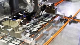 Ein Scara-Roboter bringt die Module für den endgültigen Anschluss und die Endmontage in die richtige Position im Batteriepaket. (Bild: Yamaha)