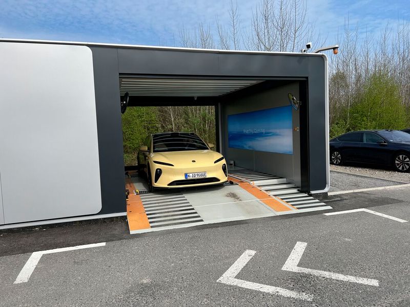 Auf der Rundtour um Düsseldorf mit dem ET5 wird auch der Batteriewechsel ausprobiert. Die Station am Ladepark Seed & Greet in Hilden ist nur 15 km entfernt. Bislang betreibt Nio noch eine weitere Wechselstation am Sortimo Ladepark in Zusmarshausen. Eine dritte in Berlin-Spandau wartet auf ihre Genehmigung. Laut Nio gibt es in Europa bislang 14 Wechselstationen (Power Swap Station). (Bild: Dirk Kunde)