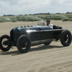 Das Grüne Monster in Aktion: Der Opel mit 12,3 Litern Hubraum nahm am 1. September am Römö Motor Festival in Dänemark teil.(Bild:  Opel)