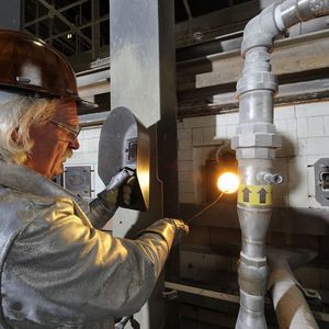 Lanxess produces at its Antwerp site glass fibers, an important ingredient of the high-tech plastic Durethan. - Visual inspection of the glass furnace with heat protect clothing. The temperature in the furnace is above 1000°C. 