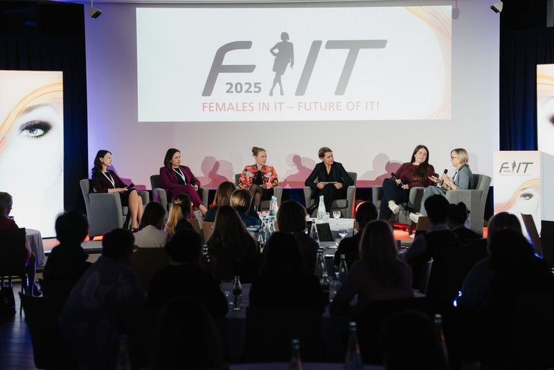 … und last but not least: Nicole Dufft moderierte die Paneldiscussion unter dem Titel „Beyond Uncertainty: Chancen erkennen, wo andere Risiken sehen: Tech, Leadership & Business souverän gestalten“. Sie und ihre Panelists (v.l.n.r.) Prof. Helena Liebelt (THD), Georgia Voudoulaki (Robert Bosch), Dr. med. Johanna Ludwig (gematik), Ann Cathrin Riedel (NExT e.V.) und Petra Jaschhof (BWI GmbH) konnten den Kongress-Tag perfekt abrunden. (Bild: Manuell Emme Fotografie)