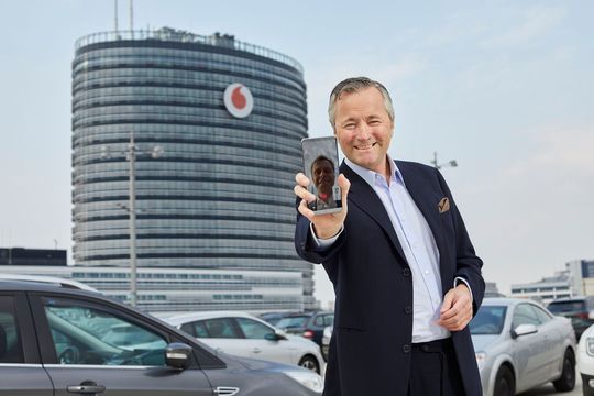Die 5G-Auktion ist beendet. Vodafone CEO Hannes Ametsreiter führte bereits Deutschlands erstes 5G-Videotelefonat. Im echten 5G-Netz. An der ersten echten 5G-Station, die Vodafone in Betrieb genommen hat. Mit dem ersten echten 5G-Smartphone von Samsung. „5G ist jetzt. Vom Planen und Bieten geht es jetzt endlich ans Machen“, so Ametsreiter beim symbolischen Startschuss. (Bild:  Vodafone)