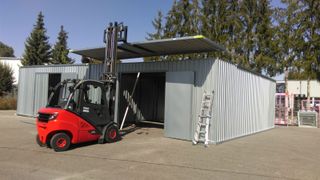 Montage_Lagerhallen_mit_Erdnagelbefestigung_ ()