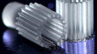 Bild 1: Mit dem In-volume Selektiv Laser Etching-Verfahren aus 1 mm dickes Quarzglas gelaserte Zahnräder.  Bild: ILT (Archiv: Vogel Business Media)