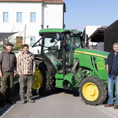 Beschäftigte am Technologie- und Förderzentrum im Kompetenzzentrum für Nachwachsende Rohstoffe mit einem Traktor, der mit Pflanzenölkraftstoff fährt. (Bild: TFZ)