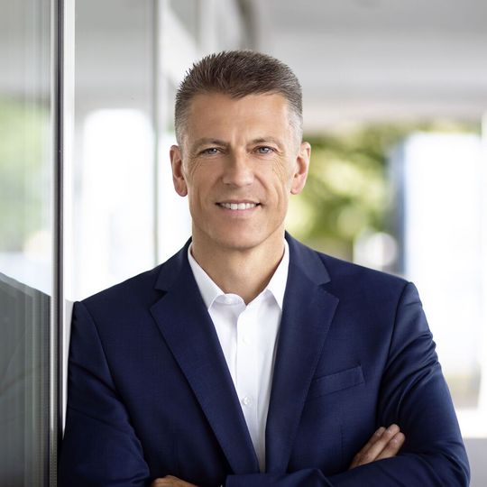 Dr. Michael Grün, CEO der Weylchem Group of Companies: „Mit der Kombination aus umfassendem Technologie- und Produktportfolio, hoher Flexibilität und der Fähigkeit, auch sehr große Mengen zu produzieren, ergänzt Organica die Weylchem Group ideal.“(Bild:  Weylchem)