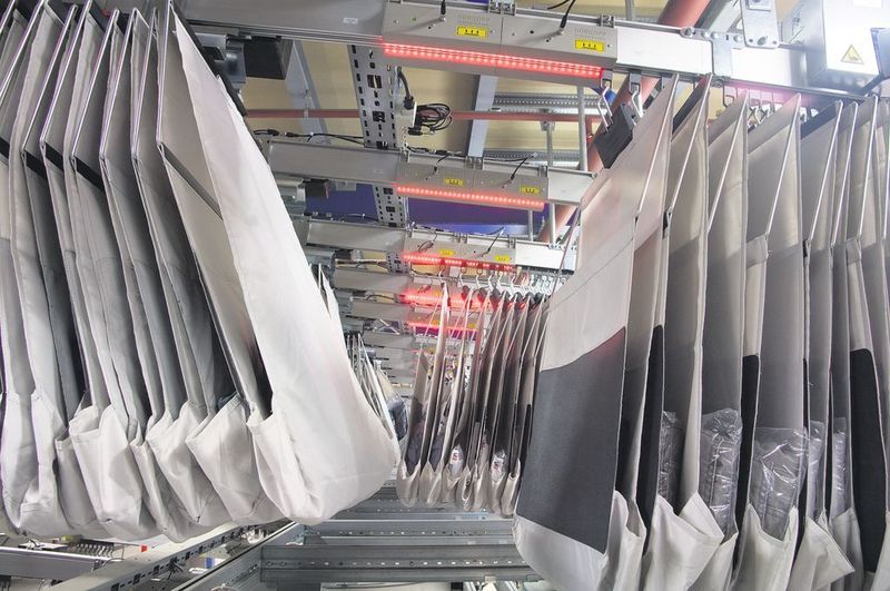 Kompakte Lagerung im Hängewarensystem: Die Artikelstärke bestimmt den Abstand.  Bild: Dürkopp (Archiv: Vogel Business Media)