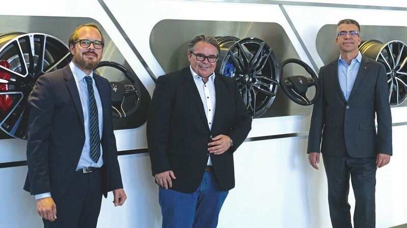 Von links: Verkaufsleiter Dirk Jacobi, Händler Patrick Jacobs und der neue Maserati-Deutschlandchef Jürgen Schmitz. (Jacobs)