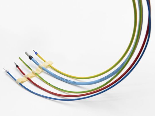 Beispiel gebündelter Drähte mit einer Schlauchbeschriftung. Die „Tubes“ lassen sich drehen und vereinfachen die Verdrahtung im Schaltschrank.(Bild:  KOMAX AG)