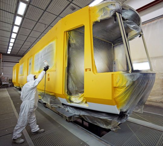 Im Schienenfahrzeug-Werk von Alstom in Görlitz wird man bald von bunt auf 3-Farb-Tarnmuster umstellen. Denn nun gehört es dem Rüstungskonzern KNDS und die Produktion schwenkt auf Panzerteile um. Leider wird es auch Jobs kosten.(Bild:  Alstom)