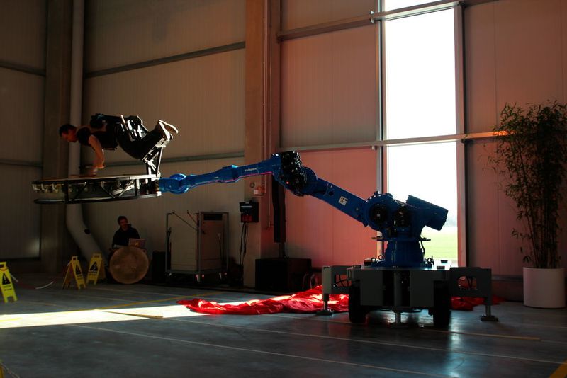 Nach der Pflicht kam die Kür: ein Yaskawa-Roboter in einer etwas anderen Anwendung. (Sonnenberg)