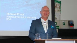Thomas Frank, Datron-Vorstandsmitglied und verantwortlich für Marketing und Vertrieb, begrüßt die Gäste am Standort Mühltal bei Darmstadt zum ersten Datron-Tech-Day – ein Event, dass anlässlich des 50-jährigen Bestehens, des auf die effiziente Aluminumzerspanung fokussierten Maschinen- und Werkzeugbauers, nun jedes Jahr stattfindent soll. (Königsreuther)