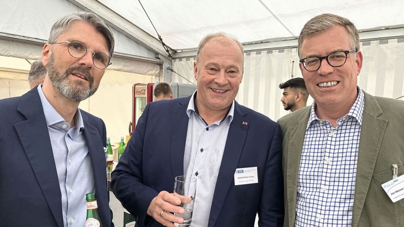Stießen auf das Jubiläum an: (v. l.) Niklas Burmester (Geschäftsführer LV Saarland), Bundesinnungsmeister Detlef Peter Grün und Jan-Nikolas Sontag (Geschäftsführer Kfz-Gewerbe Schleswig-Holstein). (Bild: Doris Pfaff – VCG)