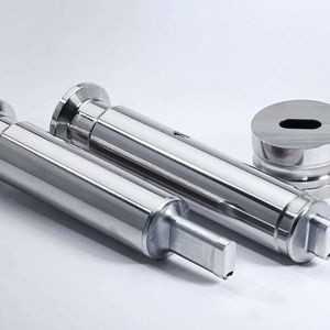 Un juego de herramientas de punzón y matriz para una prensa de comprimidos consta de un punzón superior, un punzón inferior y una matriz con una cavidad ovalada.(Fuente: Compactación de grasas)