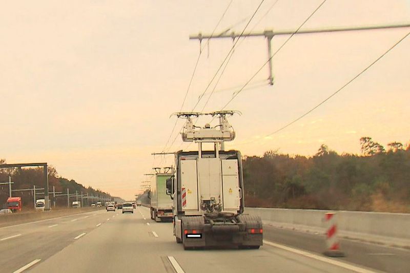 Der Strom für die Teststrecke stammt nach Angaben des Bundesverkehrsministeriums ausschließlich aus erneuerbaren Energiequellen. Zwei weitere Teststrecken für Elektro-Lkw sollen in Schleswig-Holstein und Baden-Württemberg entstehen.  (Hessen Mobil)