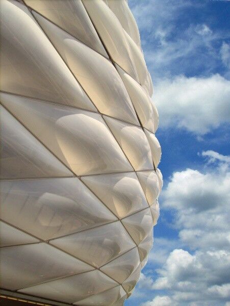 Die aufgeblasenen ETFE-Folien verleihen einem Fußballstadion in München einen futuristischen Charakter. (Bild: CMC Klebetechnik)