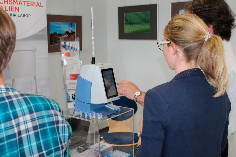 Th. Geyer zeigte in Kooperation mit der Firma La-Pha-Pack das Virtuoso von Thermo Fisher Scientific, mit dem Probenvials sicher und schnell beschriftet werden können. (Wahler/LABORPRAXIS)