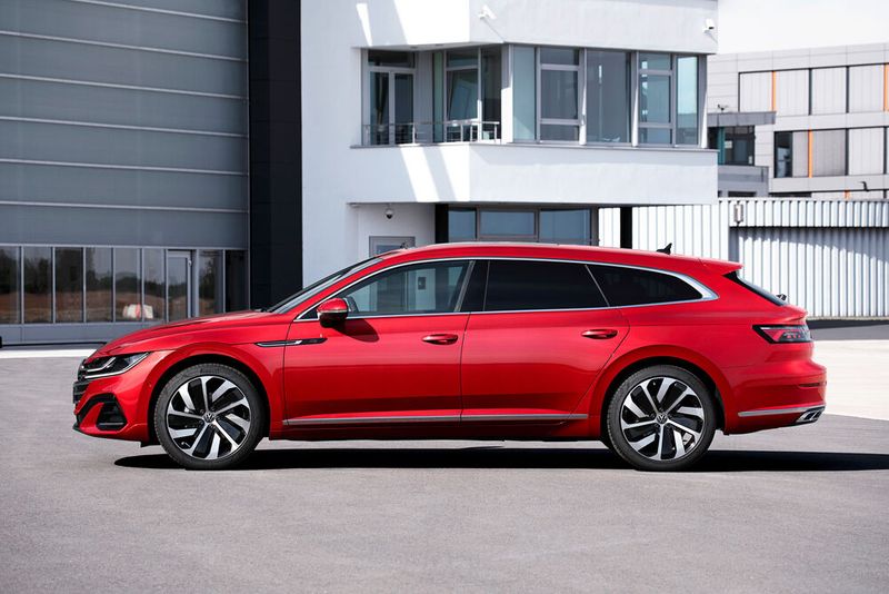 Mit 4,87 Metern Länge und 2,84 Metern Radstand ist ein Arteon alles andere als kompakt. (Bild: VW)