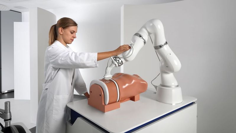Neue Technologien rund um Robotik und Digitalisierung ermöglichen in Medizin und Gesundheitswesen schonendere und bessere Behandlungsmöglichkeiten.(Bild:  Kuka)