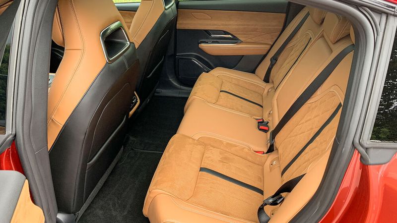 Durch den üppigen Radstand haben auch die Passagiere im Fond ausreichend Platz. (Bild: Schmidt - VCG)