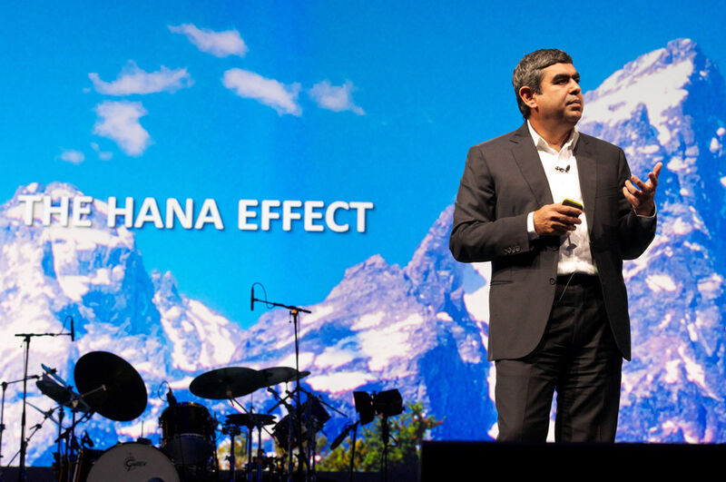 Dr. Vishal Sikka, Member of the Executive Board of SAP AG, Technology & Innovation erläutert den Hana Effekt. (Bild: Wolfram Scheible / SAP AG)