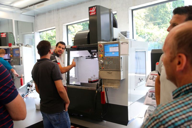Gene Haas le patron et directeur de Haas Automation Inc, le directeur de l’équipe Günther Steiner et le pilote Romain Grosjean étaient de passage à Rupperswil chez URMA, ils ont attirés un grand nombre d'intéressés. (JR Gonthier)
