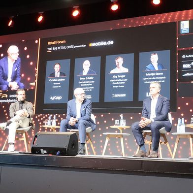 Diskutierten im Retail-Forum des IFA-Branchengipfels (v. l.): Christian Lindner (Autoland), Jörg Senger (Senger-Gruppe), Peter Schäfer (Kreuter Medele Schäfer), Martijn Storm (Lueg) und Prof. Dr. Benedikt Maier (IFA). (Bild: VCG - Andreas Grimm)