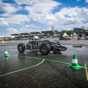Die Formula Student ist ein internationaler Wettbewerb, welcher auf renommiertenRennstrecken wie Silverstone (UK), Hockenheim (DE) oder auch Györ (HU)ausgetragen wird. Dabei geht es jedoch nicht nur um den Erfolg auf derRennstrecke, es kommt vor allem auf das Gesamtpaket aus Konstruktion undbetriebswirtschaftlicher Planung an.