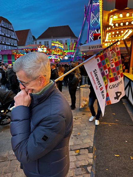 Jörg Vollbach (S&K) wirkt ohne seine Gruppe irgendwie verloren. (Bild: Vogel IT-Medien)
