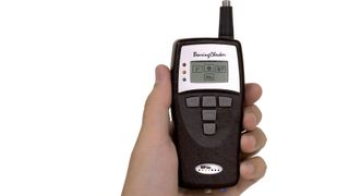 Der Wälzlager-Tester Bearing Checker gibt über Stoßimpulsmessung Informationen zu Schäden im Lager.  (Bild: Status Pro)