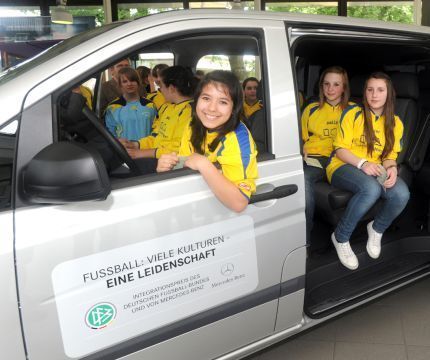 Verleihung des Integrationspreises von Mercedes-Benz und dem DFB an die Gesamtschule Horst im LUEG Center Gelsenkirchen-Buer. (Archiv: Vogel Business Media)