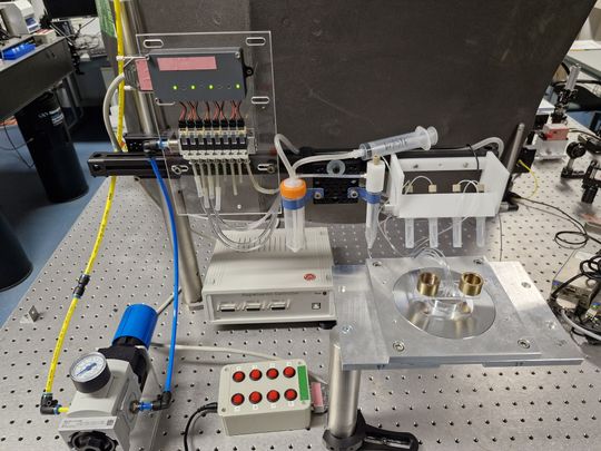 Abb. 2: Automatisierte Mikrofluidik-Plattform für die multiplexierte Super-Resolution-Mikroskopie.(Bild:  III. Physikalisches Institut Biophysik, Universität Göttingen)