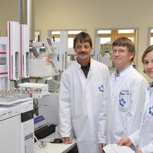 Abb.1: Erfolgreich durch Weitsicht (v. r.):  Dr. Claudia Schulz, Business Unit Manager, Ansgar Ruthenschrör, Forschung & Entwicklung, und Holger Fritz, Abteilungsleiter bei Eurofins WEJ Contaminants.