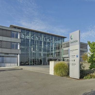 Viele Bestandsrechenzentren sind nicht auf dreistellige Kilowattleistungen pro Rack und Flüssigkühlung ausgelegt. Daher will Bechtle KI-Cluster standardisiert in vorhandene Infrastrukturen bringen. (Bild: Bechtle)