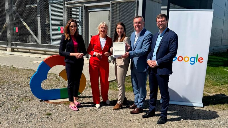 V.l.:  Isabelle Hemsley, Stadträtin der Stadt Hanau, Prof. Dr. Kristina Sinemus, Hessische Ministerin für Digitalisierung und Innovation, Sabine Frank, Head of Governmental Affairs Google, Claus Kaminsky, Oberbürgermsiter der Stadt Hanau und Dr. Maximilian Bieri, Bürgermeister der Stadt Hanau.(Bild:  HMD)