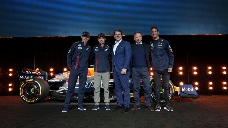 Ford kehrt ab der Saison 2026 in die Formel 1 zurück. Im Bild: Ford-Chef Jim Farley (3. v.l.), rechts von ihm Christian Horner, Teamchef und CEO von Oracle Red Bull Racing Team, bei der offiziellen Bekanntgabe der Zusammenarbeit Anfang Februar in New York.