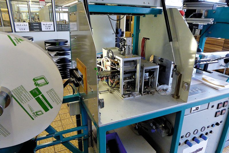 Die Blistergurte bestehen aus Kunststoffen, meist aus PS, PET oder PC. Sie werden (im Bild links) von der Rolle abgewickelt, im Werkzeug unter Temperatur umgeformt und anschließend wieder auf eine Rolle aufgewickelt. (Bild: Kuhn)