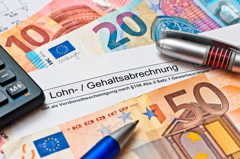 Das Lohnkostenniveau bewerteten die Unternehmen eher unterdurchschnittlich. Note: 3,4 (Bild: Stockfotos-MG - stock.adobe.com)