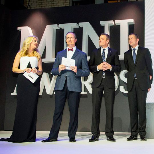 Moderatorin Barbara Schöneberger mit Sebastian Mackensen, Leiter Mini, Peter van Binsbergen, Leiter Vertrieb Deutschland der BMW-Group sowie Christian Ach, Leiter Mini Deutschland (v.li.).(Foto:  Mini)