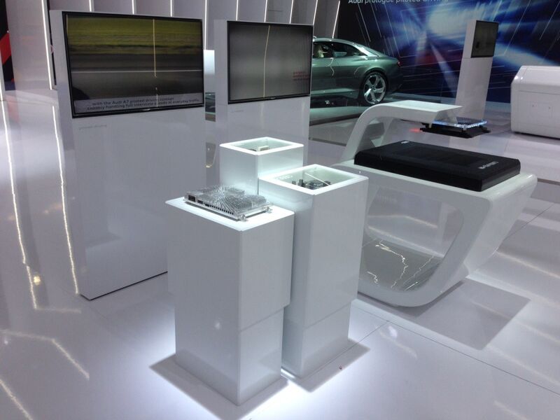 Die zwei von BFFT errichteten Stelen zeigen das zentrale Fahrerassistenzsystem zFAS (links) und das Audi Wireless Charging (rechts). (Bild: BFFT)