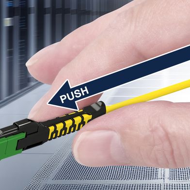 Der Push-Pull-Mechanismus ermöglicht ein sicheres Ein- und Ausstecken auch bei maximaler Portdichte. (Bild: Rosenberger OSI)