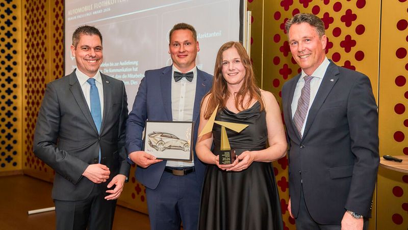 1. Platz Kategorie Sales: (v. l.) Felix Gebhart, Direktor Vertrieb Mazda Deutschland; Tommy Flothkötter & Lisa Flothkötter, Automobile Paul Flothkötter; Bernhard Kaplan, Geschäftsführer Mazda Deutschland. (Bild: SilkeSteinrathsPhotography)