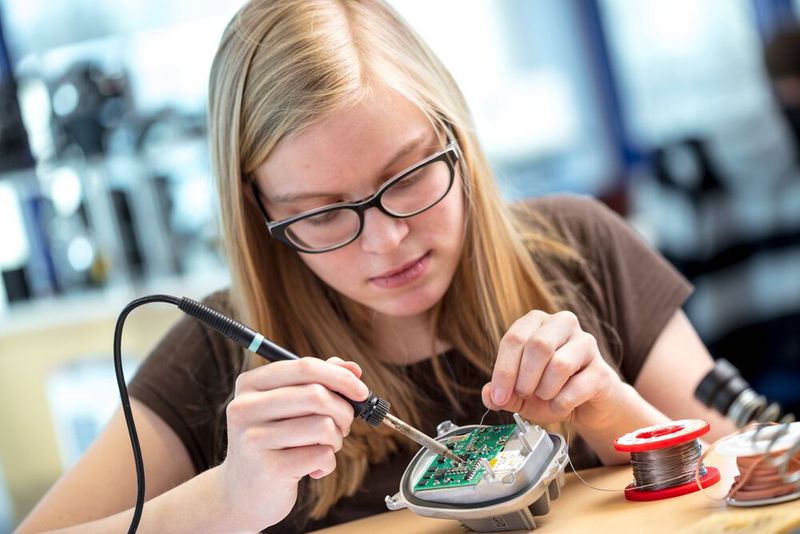 Komponenten für die Leuchten werden verlötet. (Bild: ZKW)