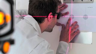 Dank der Vielzahl der akkreditierten Messgrößen ist die ESZ AG in der Lage, z. B. einen Kreuzlinienlaser, wie er für die Vermessug von Scheinwerferprüfplätzen verwendet wird, zu kalibrieren. (www.dvimage.ro)