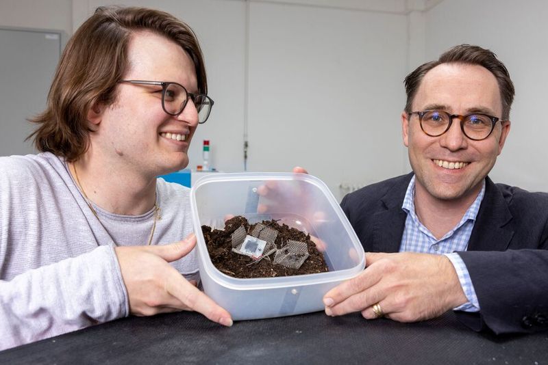 Xavier Aeby und Gustav Nyström haben eine komplett gedruckte, biologisch abbaubare Batterie entwickelt, die aus Zellulose und anderen ungiftigen Komponenten besteht.(Bild:  Gian Vaitl / Empa)