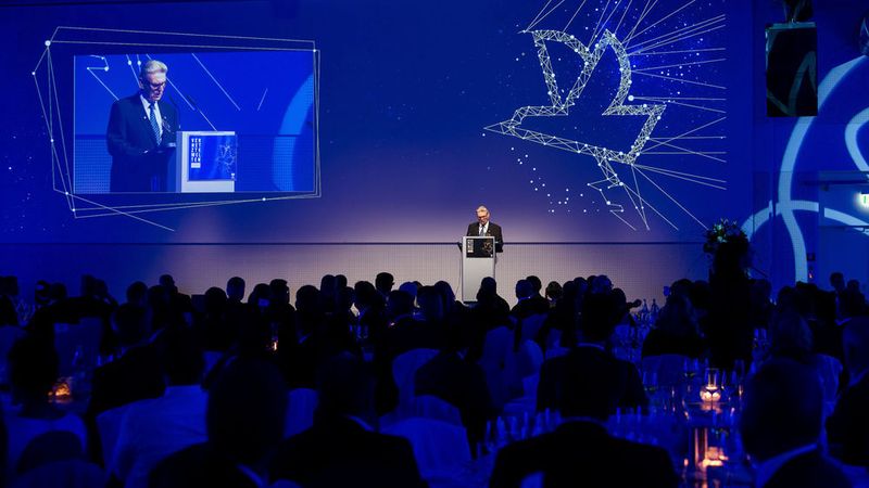 Senator e.h. Dr. Kurt Eckernkamp begrüßt die Gäste zur Gala „Vernetzte Welten“ zum 125. Geburtstag des Fachmedienhauses Vogel Business Media. (Vogel Business Media / S. Bausewein)