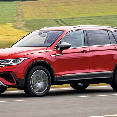 Unter anderem bei bestimmten Tiguans muss die Befestigungsschraube der Lenkung von den Servicepartnern getauscht werden.   (Bild: Volkswagen AG)