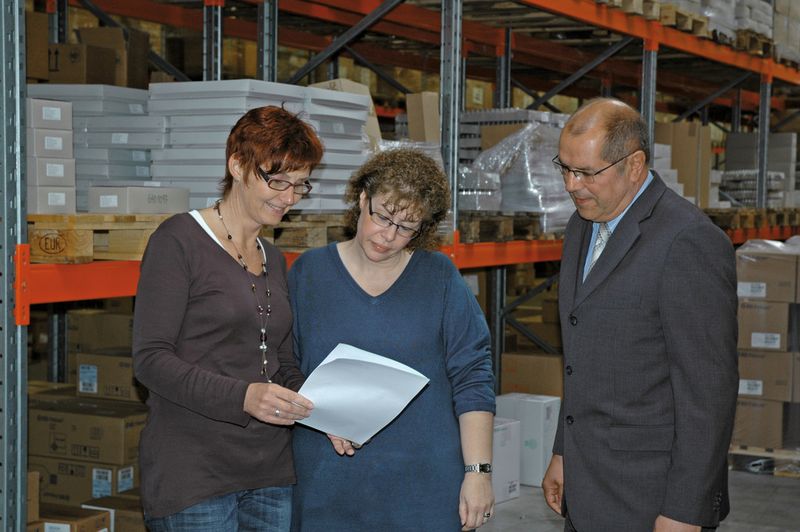 Abb. 1: Von links: Stephanie Spielmann, Vertrieb und Import, Angelika Schmuhl, Innendienstleiterin und Kleinfeld-Geschäftsführer Günter Klann (Bild: LABORPRAXIS)